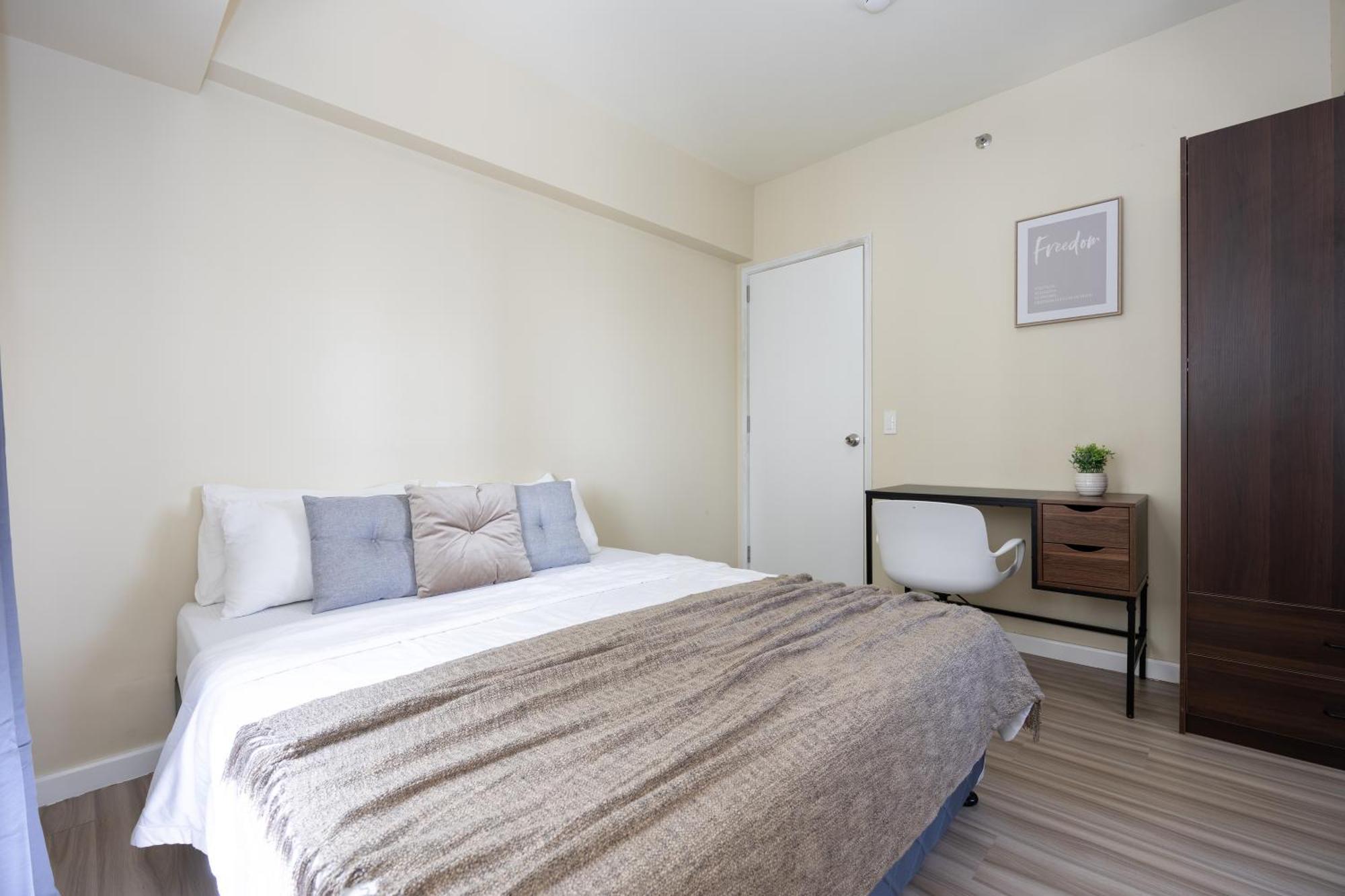 Apartment Furnished 1-bedroom In Avida Towers Riala, It Park With Fast Wifi, Netflix, Pool And